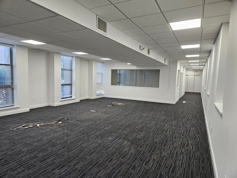 165 W Putnam Ave, Greenwich, CT for lease - Interior Photo - Image 2 of 5