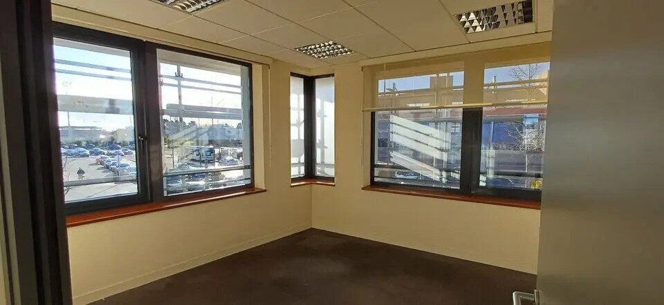 Office in Caen for lease - Building Photo - Image 3 of 11