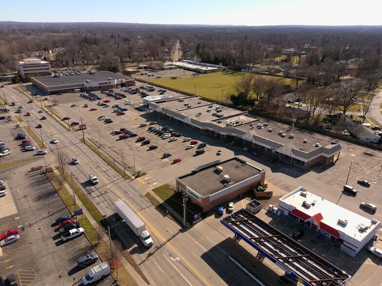 371-447 W Bagley Rd, Berea, OH for lease - Building Photo - Image 3 of 6