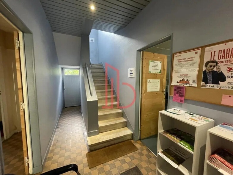 Office in Bordeaux for lease - Building Photo - Image 2 of 5