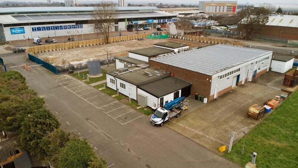 22-42 Freshwater Rd, Dagenham for lease - Building Photo - Image 3 of 12