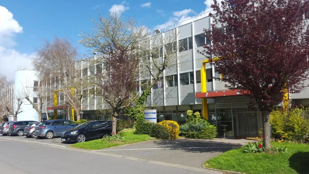 10 Chaussée Jules César, Osny for lease - Building Photo - Image 1 of 1