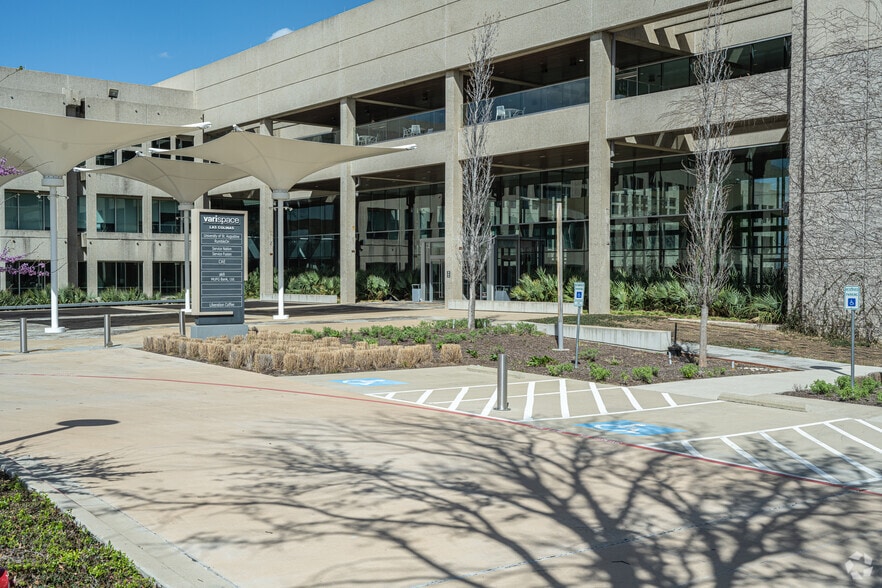 901 W Walnut Hill Ln, Irving, TX for lease - Primary Photo - Image 1 of 27