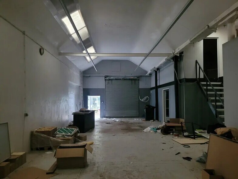 Flex in Le Houlme for lease - Interior Photo - Image 2 of 9