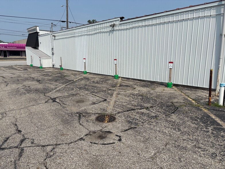 202 Dixie Way N, South Bend, IN for sale - Building Photo - Image 2 of 8