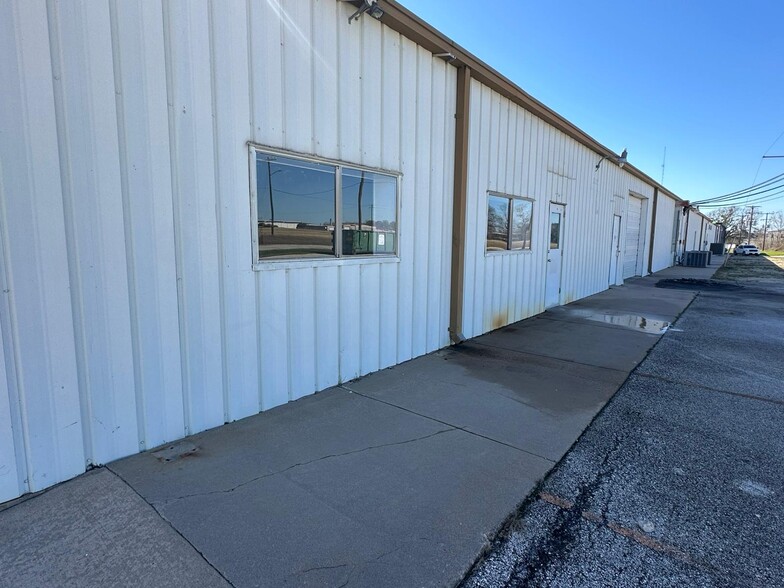 1705 Industrial blvd, Brenham, TX for lease - Building Photo - Image 3 of 4