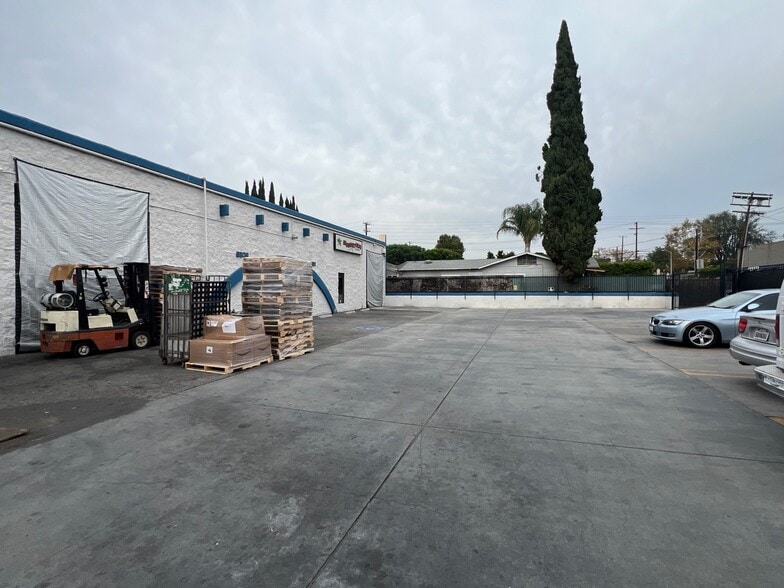 8803-8811 Amigo Ave, Northridge, CA for lease - Building Photo - Image 2 of 18