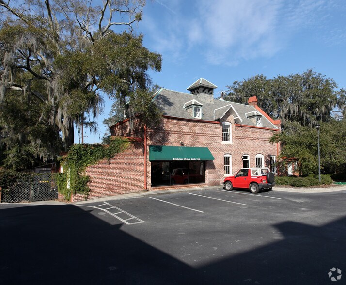 2010 Abercorn St, Savannah, GA 31401