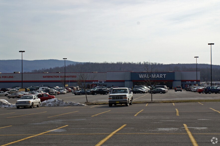 72 Bedford Sq, Everett, PA for sale - Primary Photo - Image 1 of 1