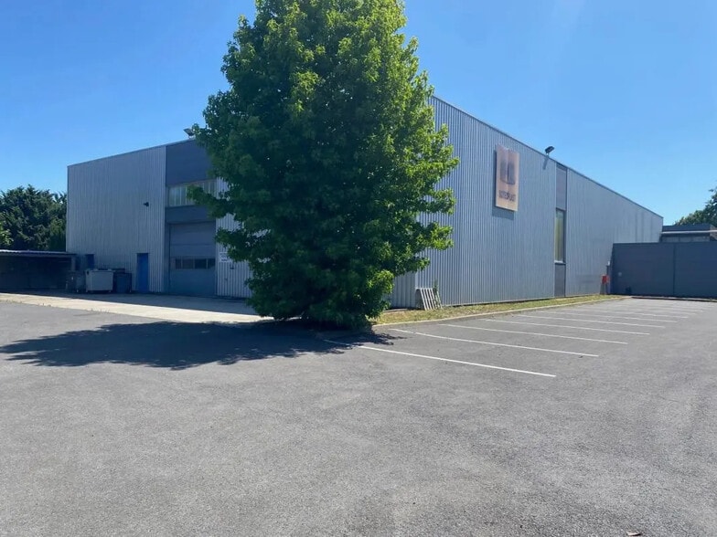 Flex in Le Plessis-Bouchard for lease - Building Photo - Image 2 of 5