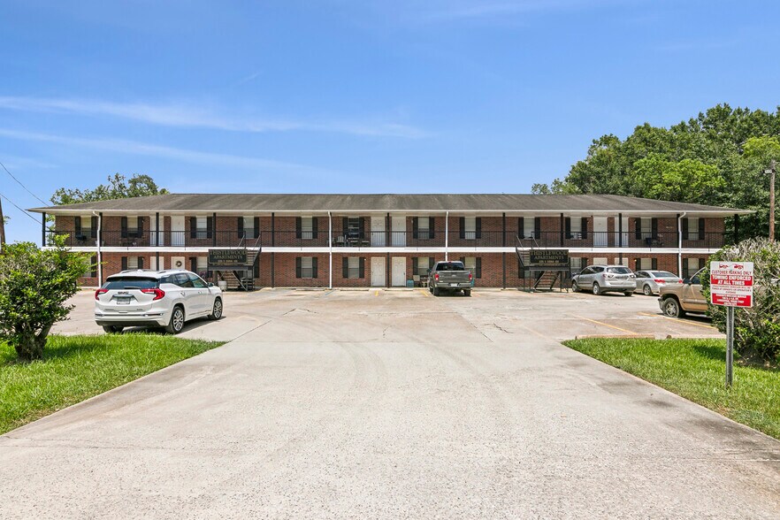 225 E Cora Lee St, Sour Lake, TX for sale - Primary Photo - Image 1 of 22