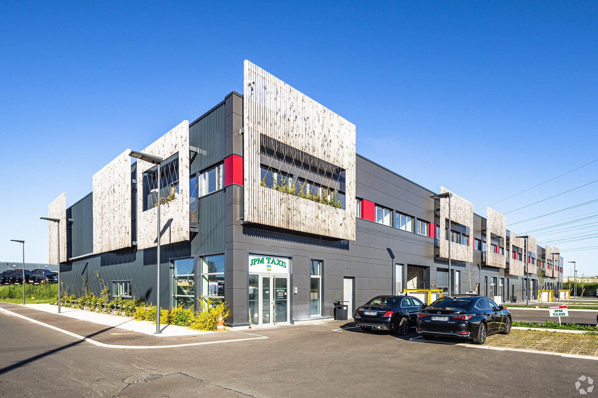 Industrial in Créteil for lease Primary Photo- Image 1 of 4