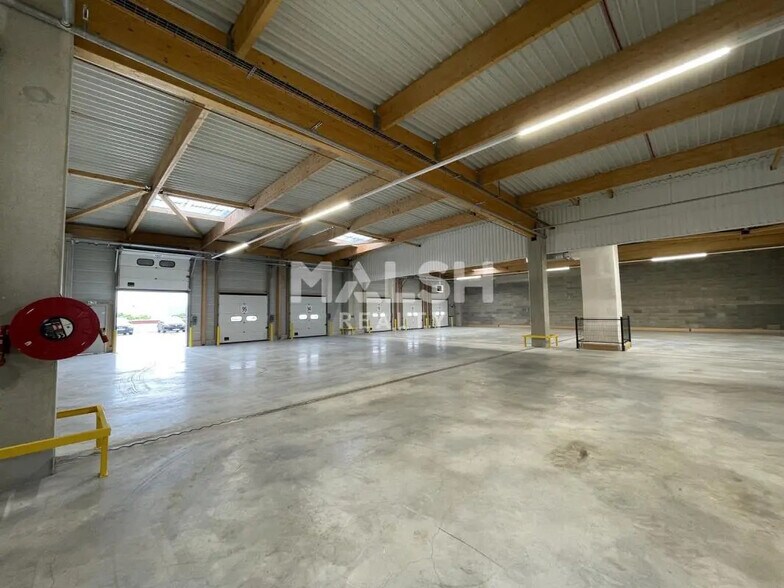 Flex in Lyon for lease - Interior Photo - Image 2 of 9