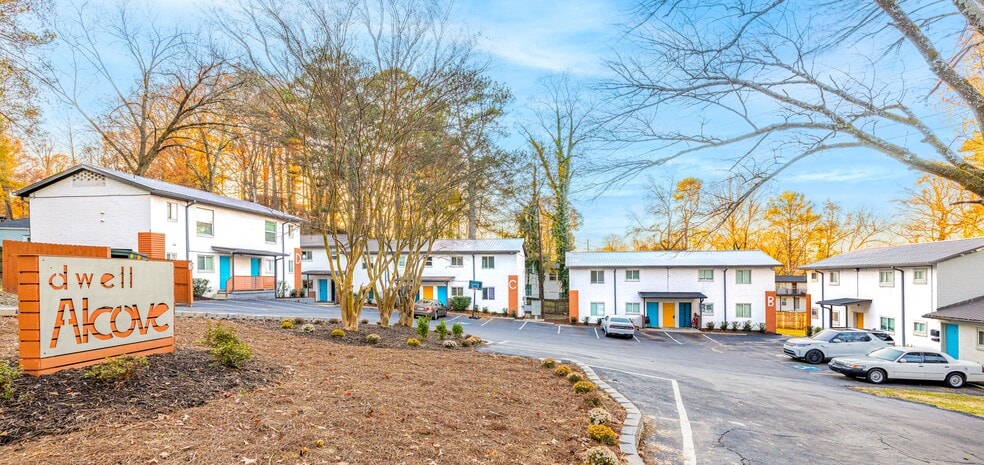 340-352 Dixie Hills Cir, Atlanta, GA for sale - Building Photo - Image 3 of 36