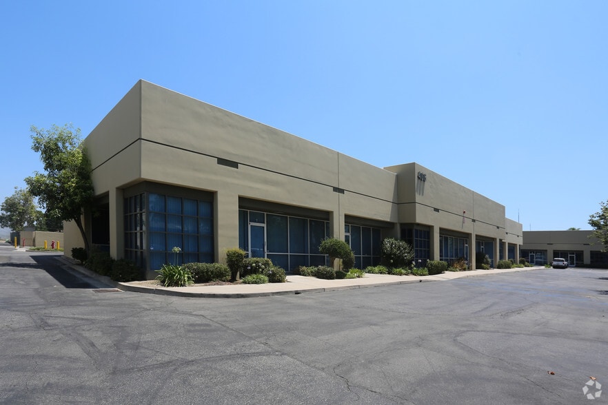 400 E Commonwealth Ave, Fullerton, CA for lease - Primary Photo - Image 1 of 4