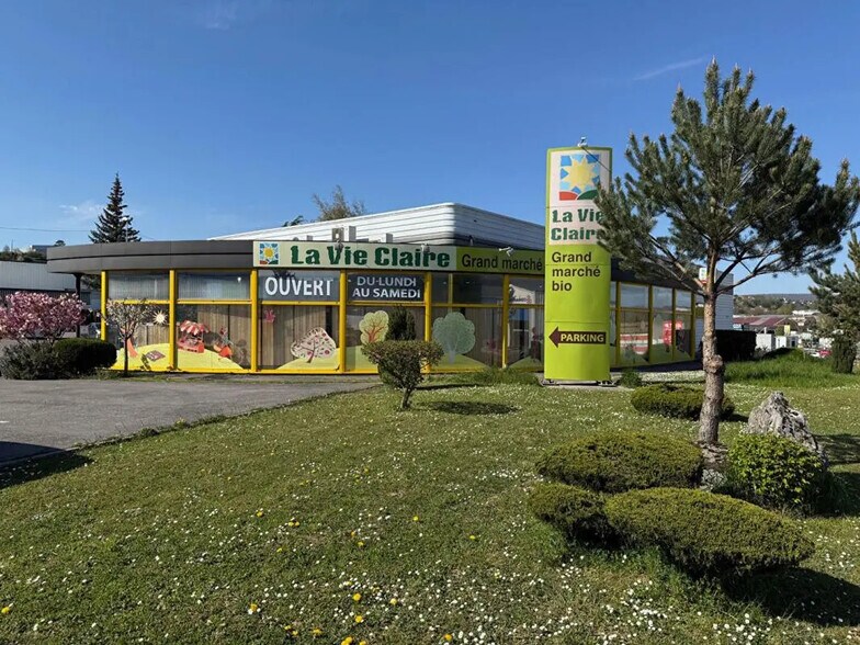 Retail in Besançon for lease - Building Photo - Image 3 of 8