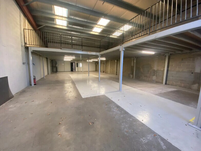 Flex in Marseille for sale - Interior Photo - Image 2 of 11