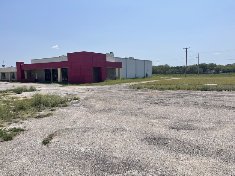 1823 N Frontage Rd, Beeville, TX for sale - Building Photo - Image 3 of 18