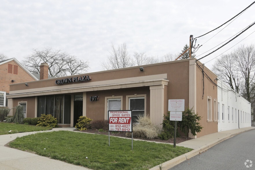 197 Cedar Ln, Teaneck, NJ for sale - Primary Photo - Image 1 of 1