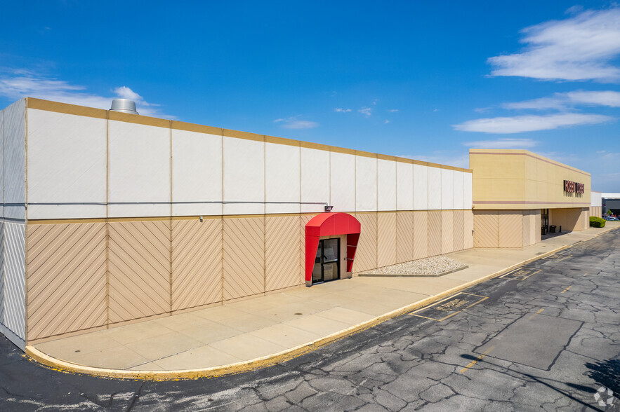 2102 N Neil St, Champaign, IL for lease - Building Photo - Image 2 of 8