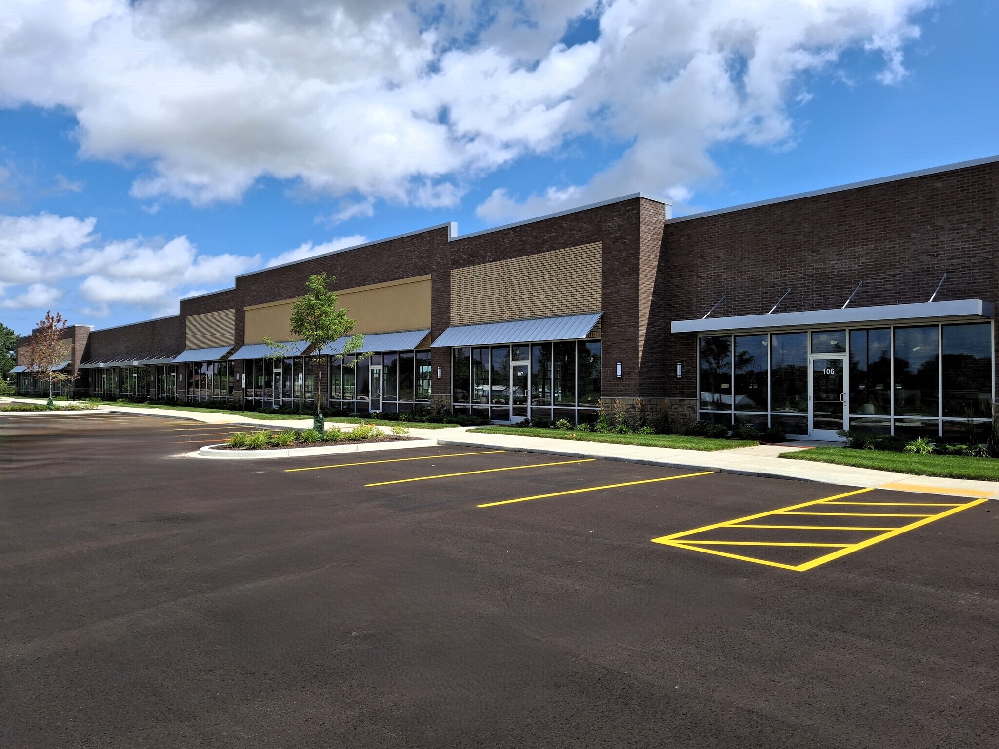 140 E Rawson Ave, Oak Creek, WI for lease Building Photo- Image 1 of 7