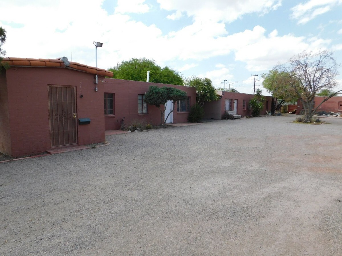 302 W Flores St, Tucson, AZ 85705