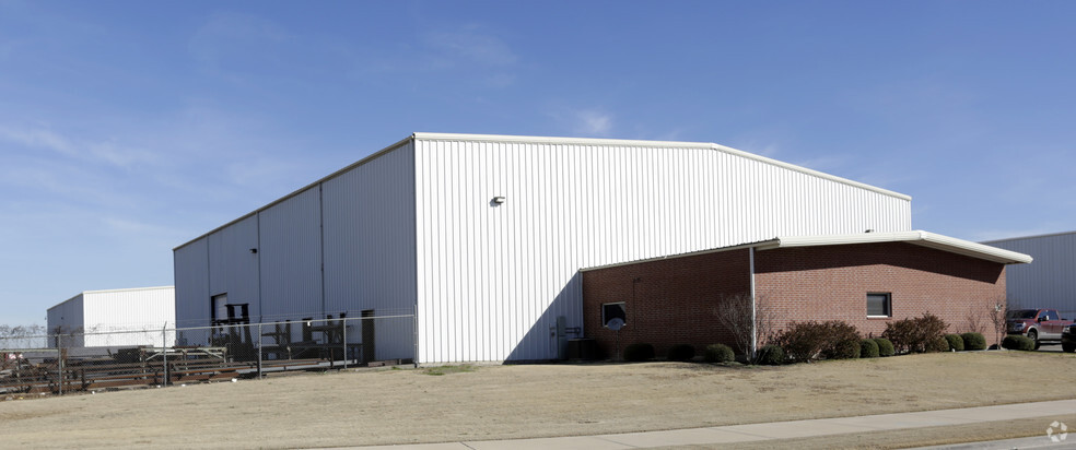3621 Shelby Ln, Denton, TX for lease - Building Photo - Image 3 of 18
