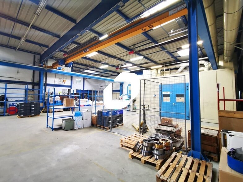 Flex in Chelles for lease - Interior Photo - Image 2 of 8