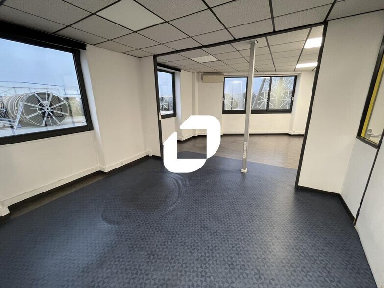 Office in Lens for lease - Interior Photo - Image 2 of 13