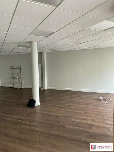 Retail in Lorient for lease - Interior Photo - Image 2 of 4