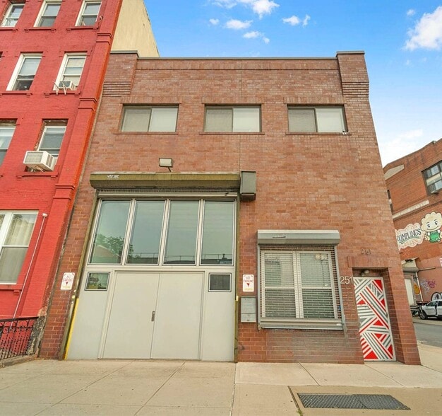 251 Montrose Ave, Brooklyn, NY for sale - Building Photo - Image 2 of 15