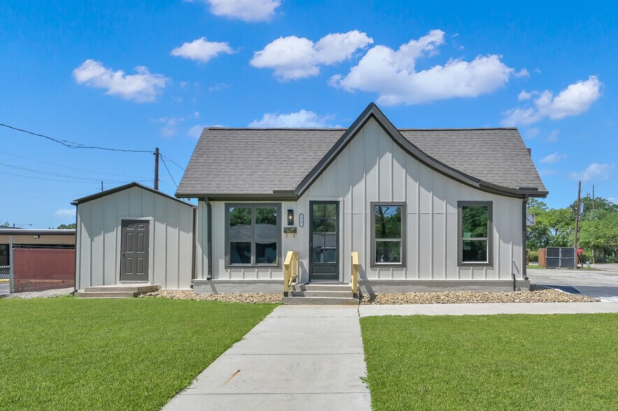 917 Houston St, Conroe, TX for sale - Building Photo - Image 1 of 1