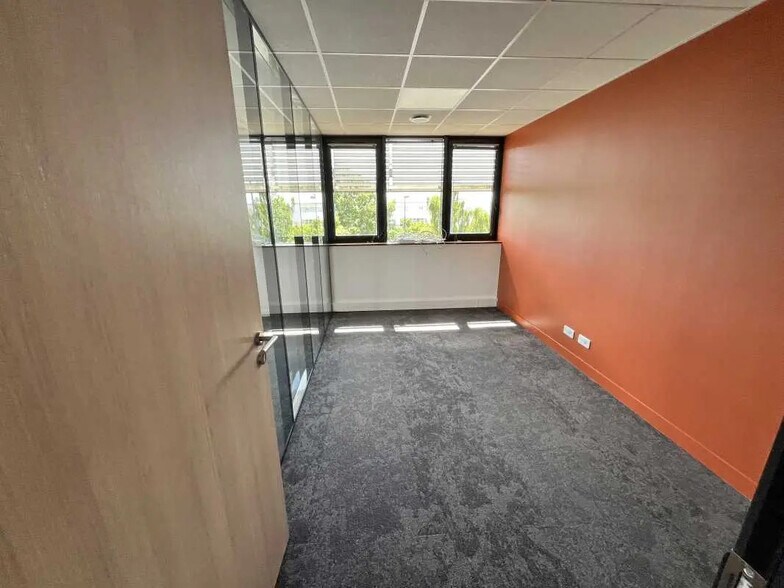 Office in Rennes for lease - Building Photo - Image 3 of 10