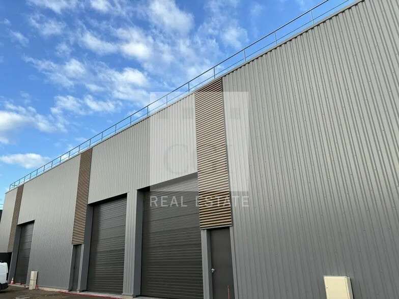 Flex in Villefranche-sur-Saône for sale - Building Photo - Image 2 of 10