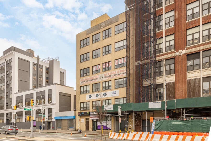 33-24 Northern Blvd, Long Island City, NY for lease - Building Photo - Image 3 of 8