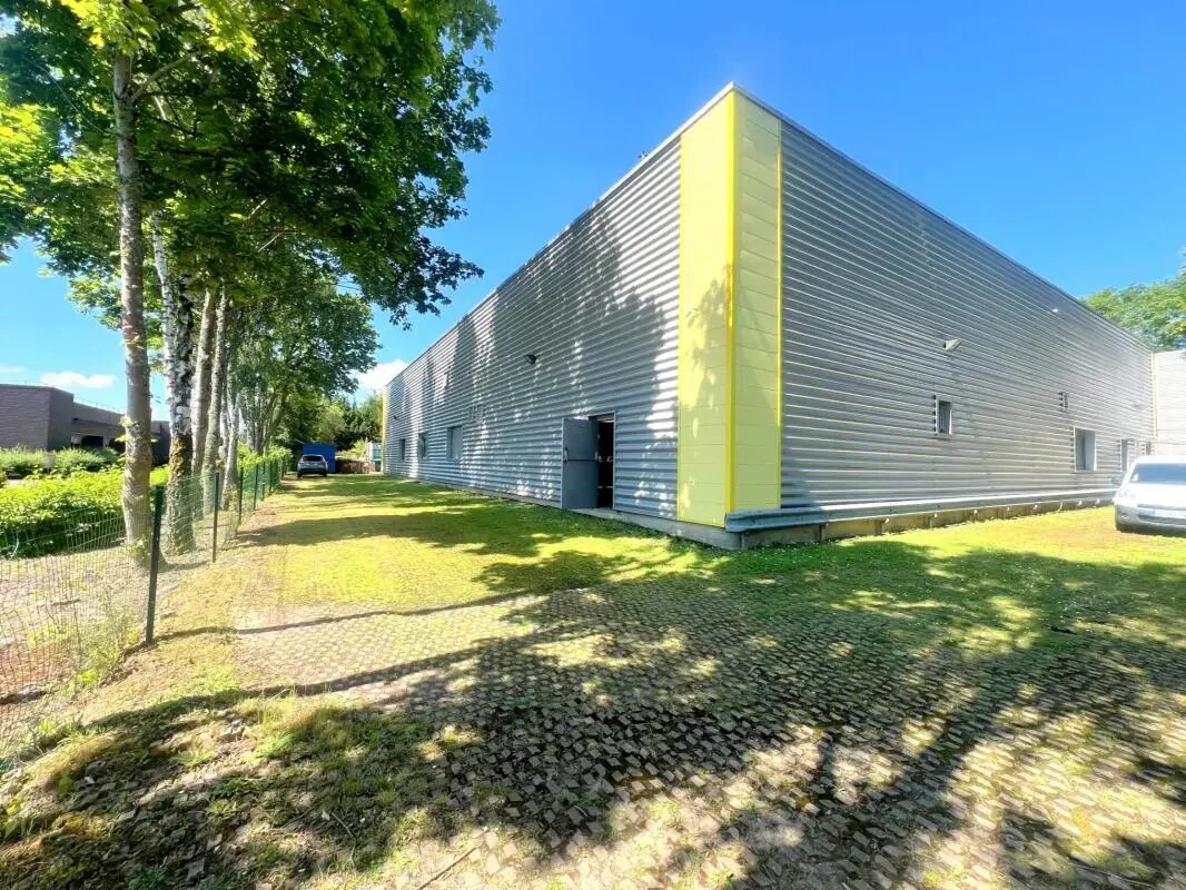 Flex in Trappes for lease Building Photo- Image 1 of 6