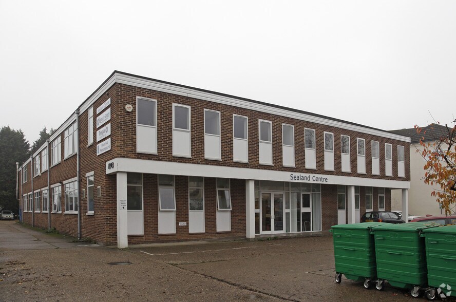 3-5 Holmethorpe Av, Redhill for lease - Building Photo - Image 2 of 5