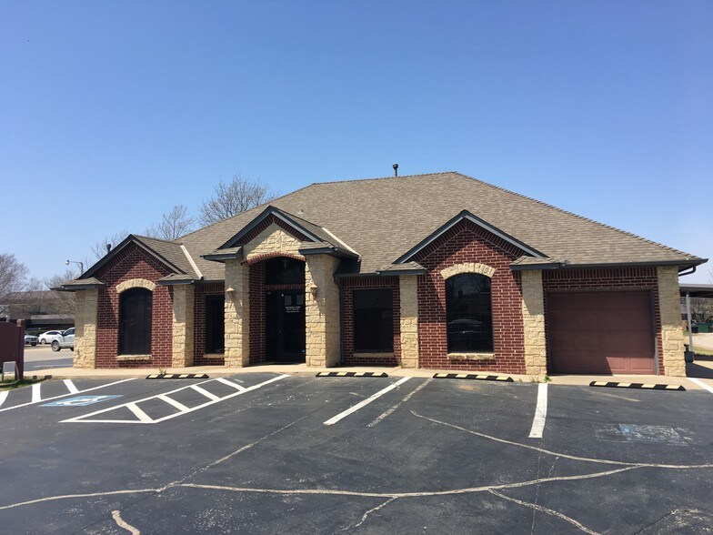 2400 Palmer Cir, Norman, OK 73069