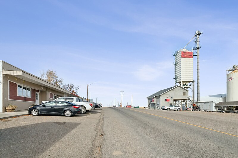 14 Railway Av, Lomond, AB for sale - Building Photo - Image 3 of 18