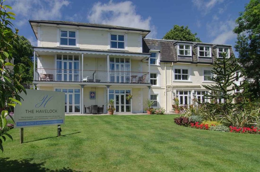 2 Queens Rd, Shanklin for sale - Primary Photo - Image 1 of 1