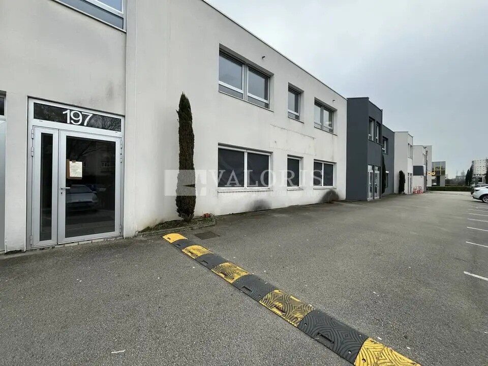 Location Local d'activités 250 m² - Photo 1