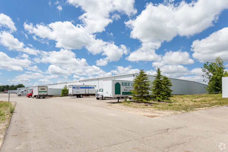 5357 52nd St SE, Grand Rapids, MI for sale - Primary Photo - Image 1 of 1