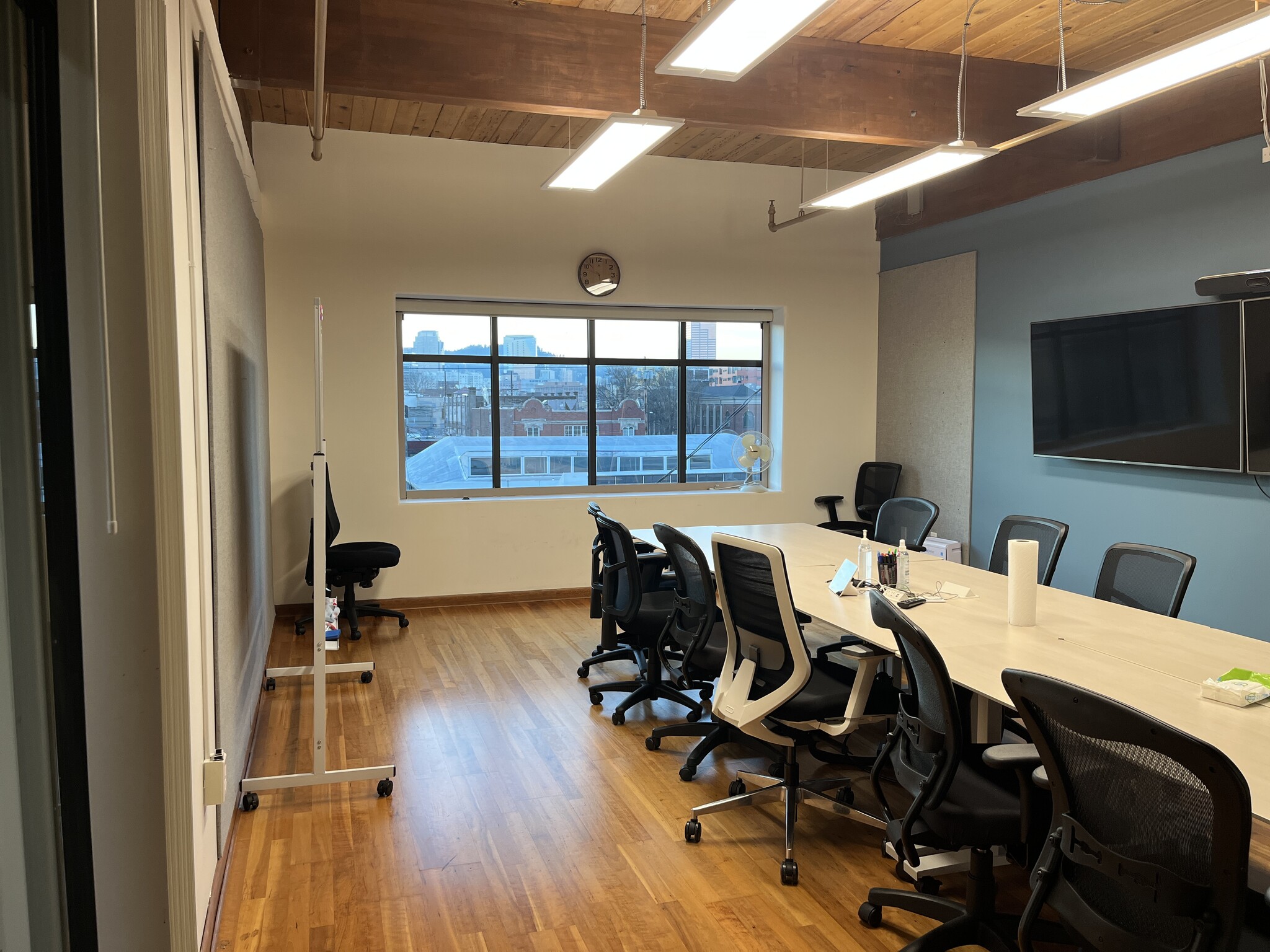 819 SE Morrison St, Portland, OR for lease Interior Photo- Image 1 of 3