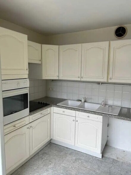 Office in Rouen for lease - Interior Photo - Image 2 of 4