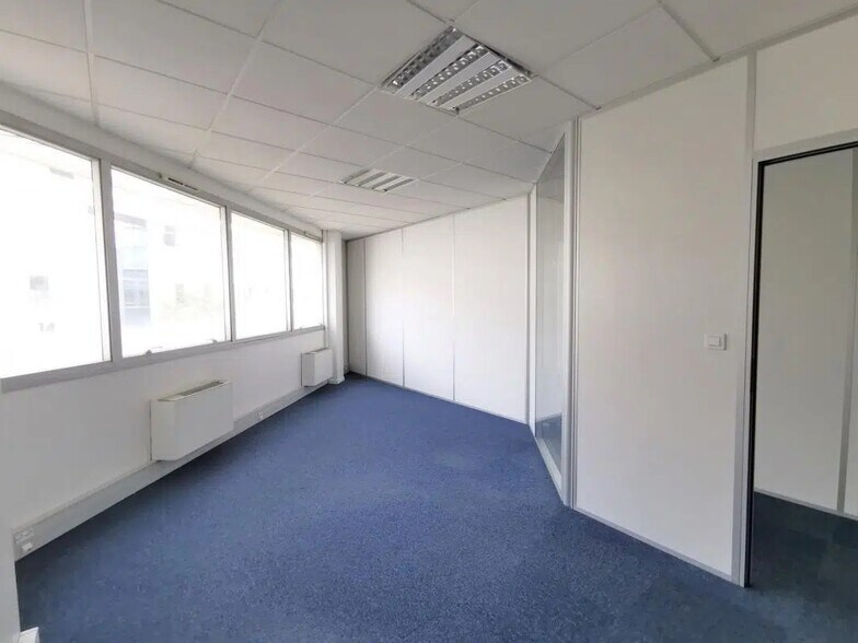 13 Rue Edison, Bron for sale - Interior Photo - Image 3 of 6