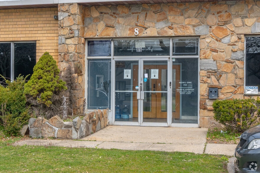 85 Schmitt Blvd, Farmingdale, NY for lease - Building Photo - Image 3 of 9