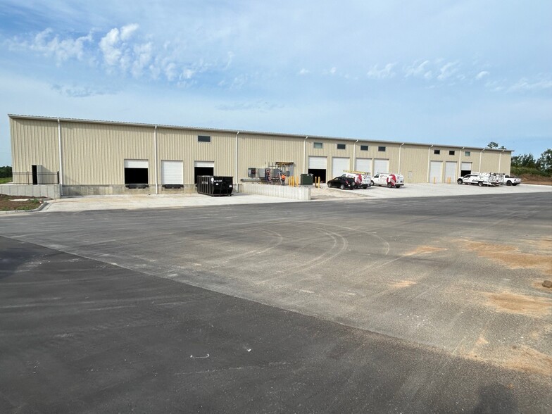 18760 Johnson Dr, Shawnee, KS for lease - Building Photo - Image 2 of 2