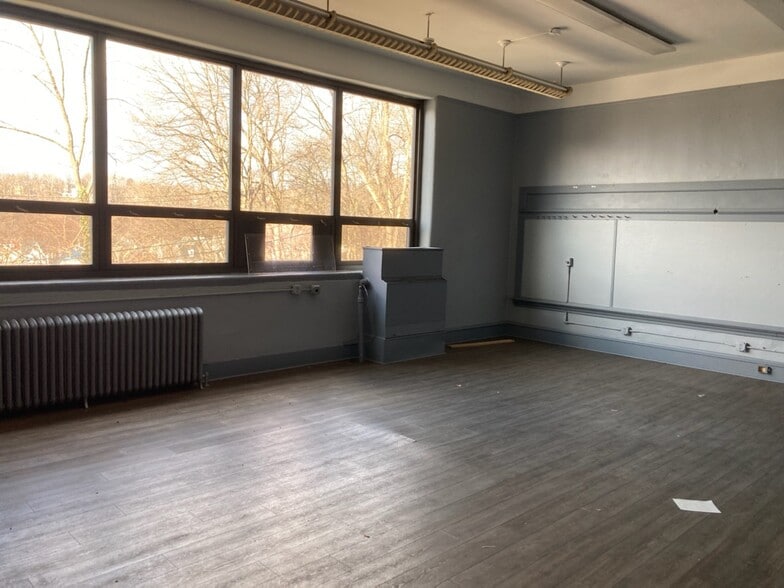 1 Fairview Ave, Phillipsburg, NJ for sale - Interior Photo - Image 3 of 42