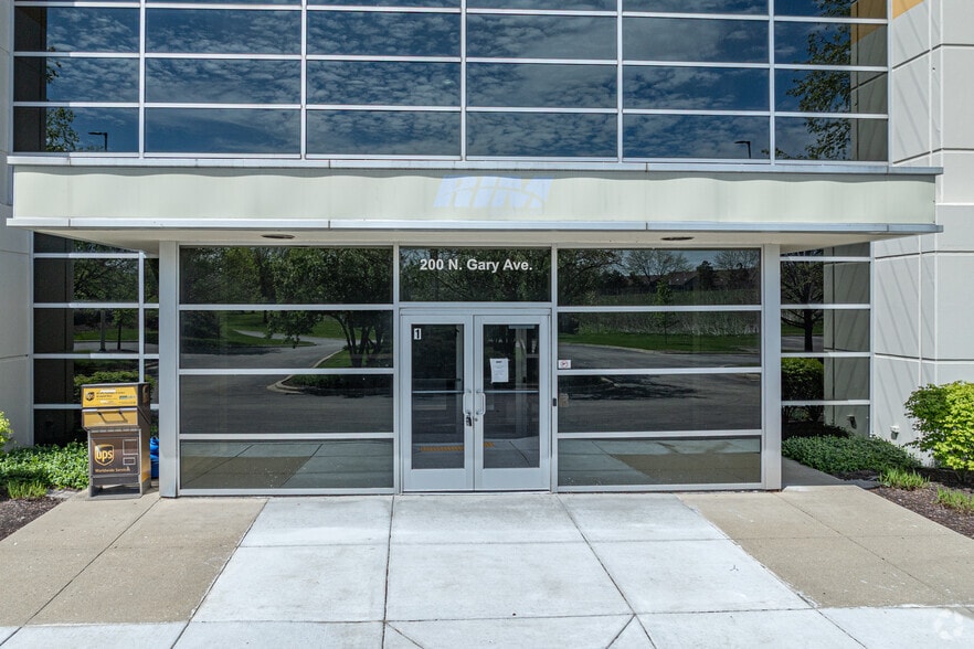 200 N Gary Ave, Roselle, IL for lease - Building Photo - Image 2 of 5