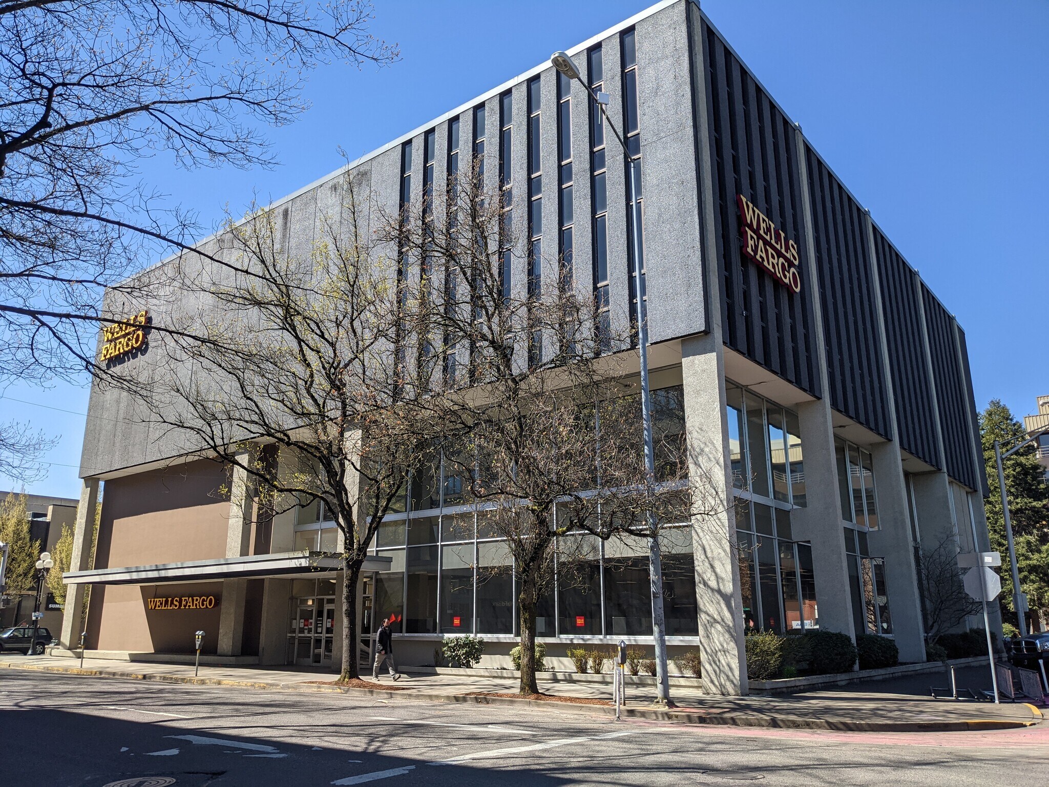 99 E Broadway, Eugene, OR 97401 Wells Fargo Building